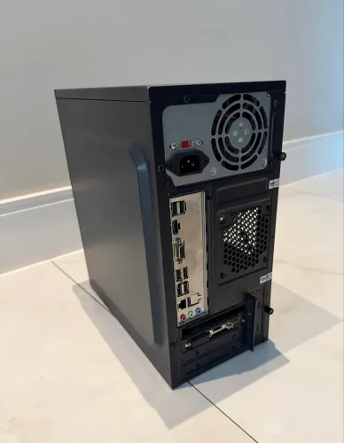 Computador (CPU, teclado, mouse, fone)