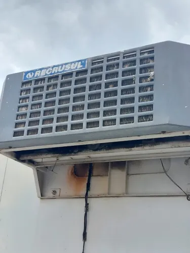 Baú frigorífico com placa eutética para caminhão 3/4