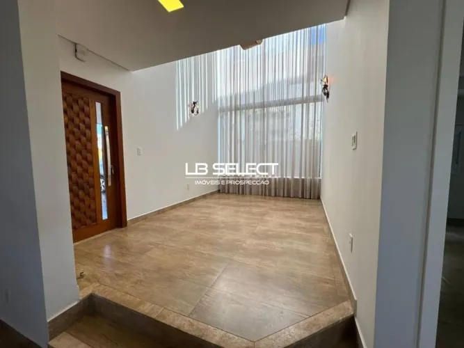 Casa no Condomínio Alphaville I com cinco quartos, quartos suítes e varanda gourmet.