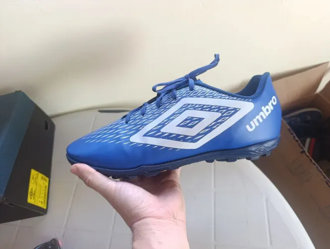 Chuteira society umbro 44 seminova