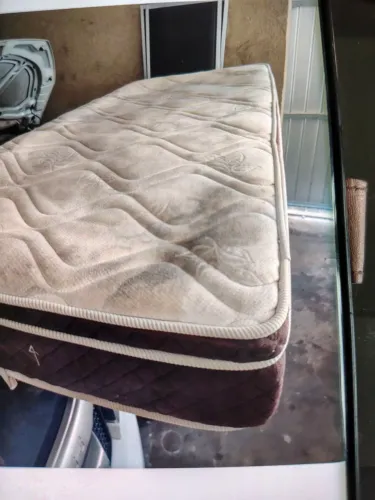 Cama box solteiro usada só por capa no colchao