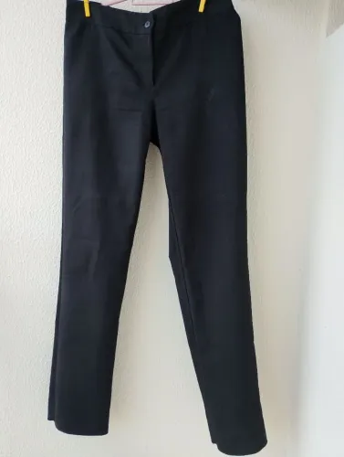 Calça comprida em tecido preto