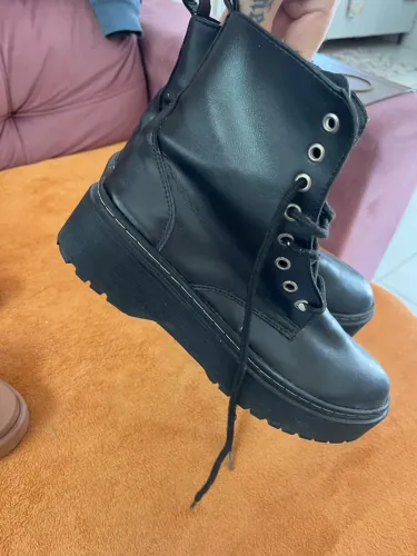 Coturno tratorado preto tamanho 37 ótimas condições