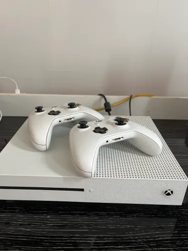 Xbox One s de 1TB usado com 02 controles
