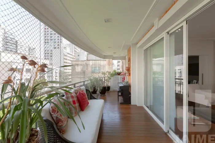 Apartamento padrão com 3 suites e 3 vagas.