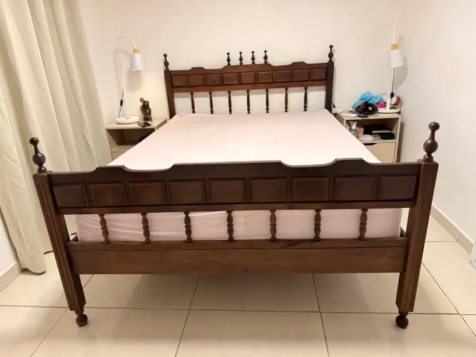 Cama retrô de madeira + colchão ortopédico semi novo