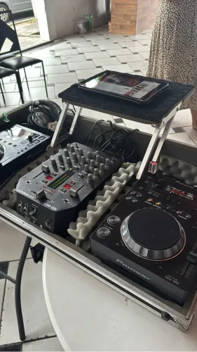 Par de CDJ?s 350 - Pionner+ mixer Benringer+case com suporte para notebook 