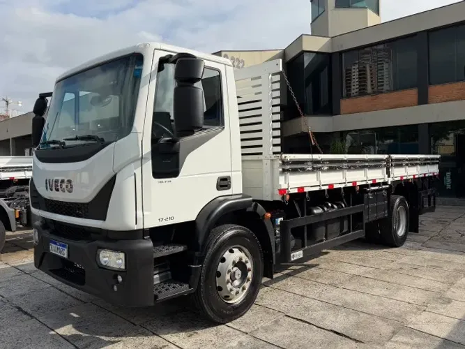 Iveco Tector 17-210 Ano 2024 Toco 4x2 Carroceria 6.55m