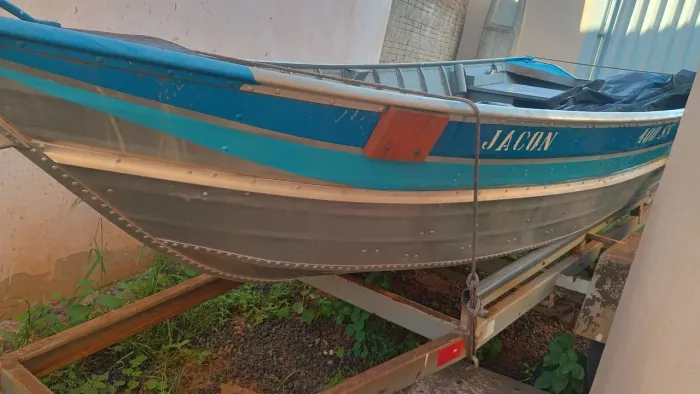 Vende se barco . Telefone pra contato *