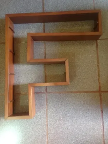 Nichos em mogno com formato de letras