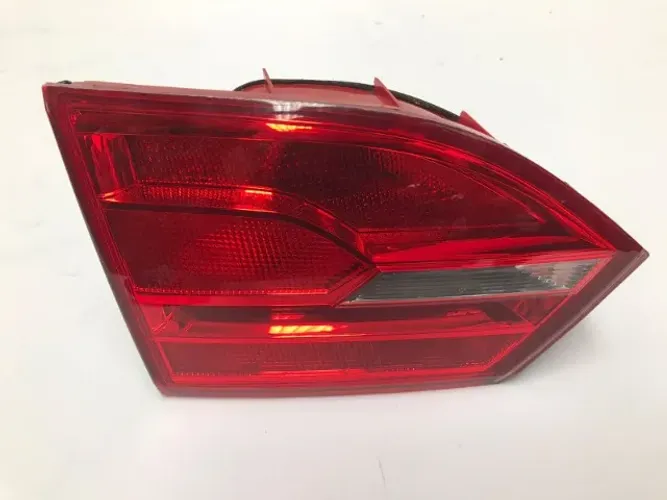 Lanterna LE Tampa Traseira VW Jetta 2011/2016 - (Original/Usada)