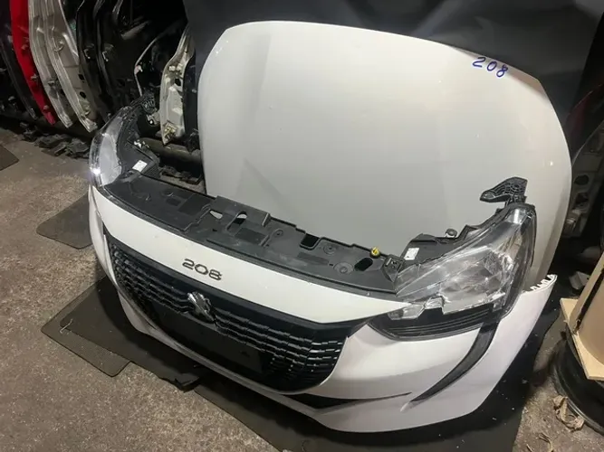 Peugeot 208 ano 2022 frente capo par de farois Parachoque completo