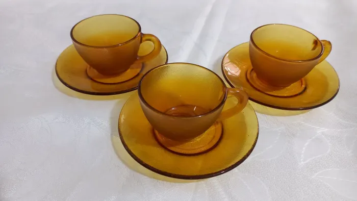 Jogo com 3 xícaras e 3 pires de café vintage.