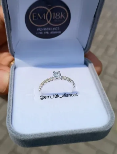 Anel em Prata - com pedras - caixinha incluso 