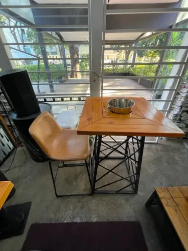 MESA BISTRÔ com base de ferro trançado e tampo de madeira, LINDO DESIGNE