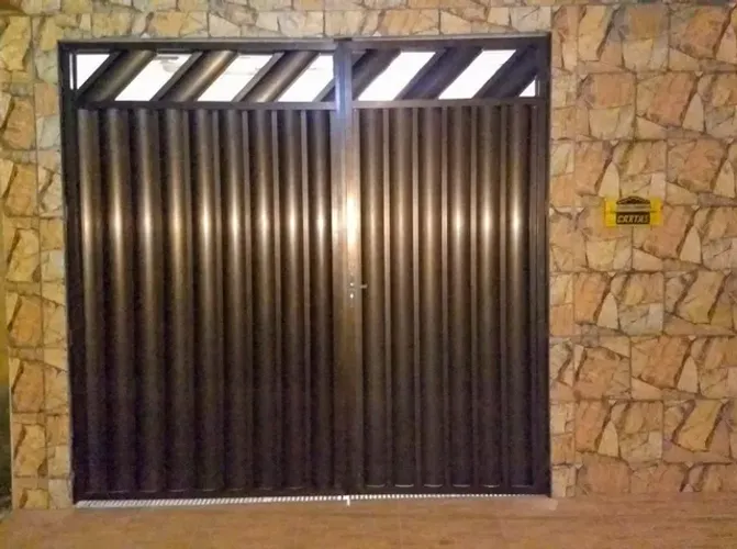 Portão de garagem em alumínio Novo.