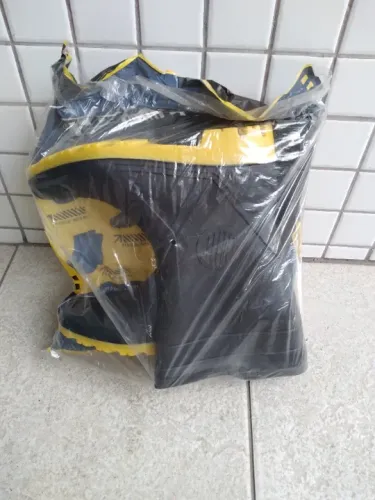 Botas pega forte cano médio novas