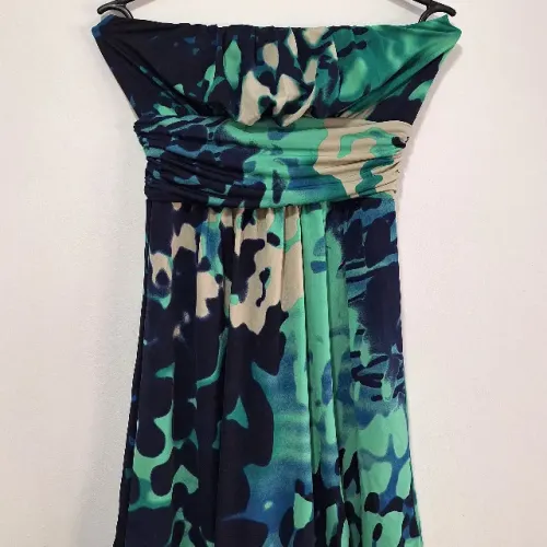Vestido tomara que caia estampado azul, verde e bege
