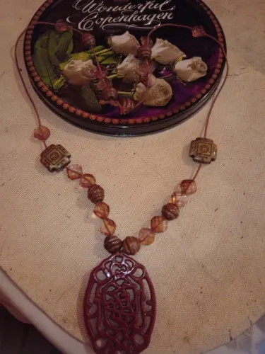 Antigo colar com símbolos pedrarias misticos