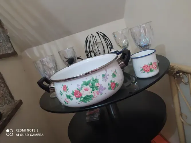 Panela esmaltada e caneca antiga 