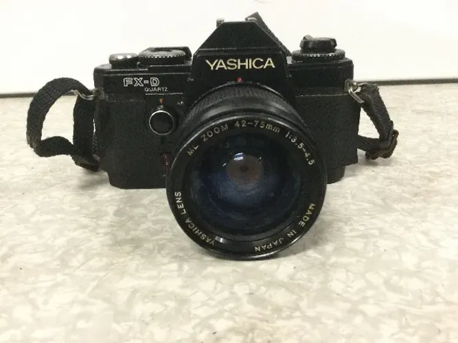 camera fotografica antiga yashica