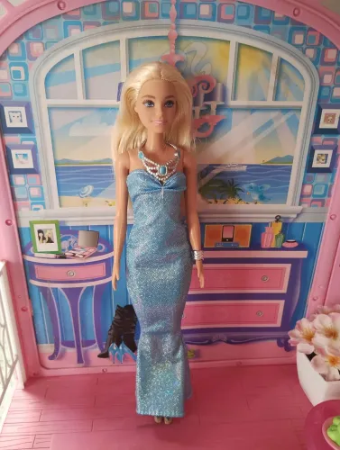 Boneca Barbie loira com vestido azul de festa