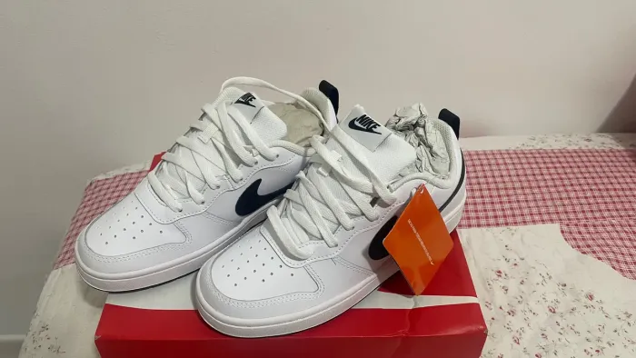 Tênis Nike Court Borough Branco com Detalhes
