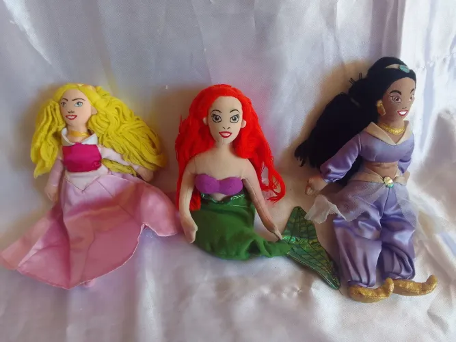 Princesas disney em plush Aurora,Ariel e Jasmine 27cm