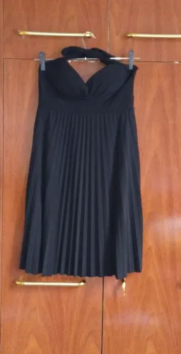 Vestido preto frente única plissado.