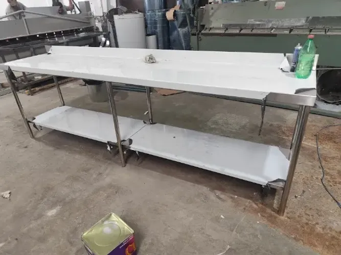 Bancada inox com rodobanca integrada e prateleira lisa, ideal para áreas de preparo