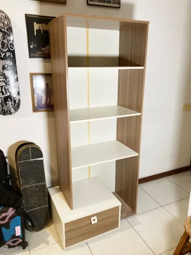 Prateleira de madeira 4 andares com gaveta