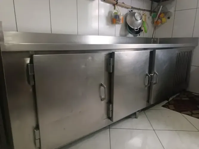 Balcão refrigerado industrial em aço inoxidável com pia