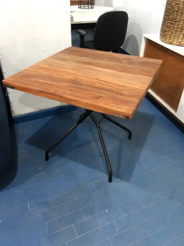Mesa Quadrada de Madeira com Base de Metal