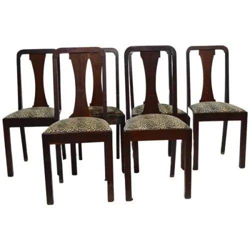 Conjunto Seis Antigas cadeiras Madeira escurecida Espaldar alto e vazado. Pernas retas *