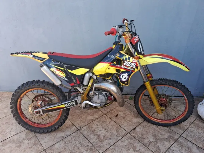 Moto tá  top