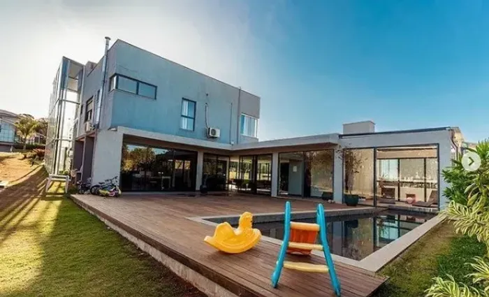 Casa de condomínio para venda tem 560 metros quadrados com 6 quartos