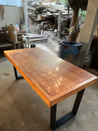 Mesa de madeira maciça