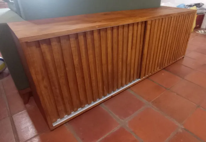 Rack de madeira com portas deslizantes