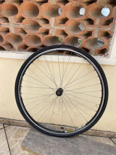 Roda aro 700 com pneu kenda 700x28