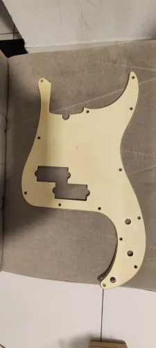 Escudo original fender precision americano semi novo. Leia a descrição.