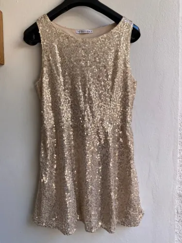 Vestido de festa nude/beje curto com detalhe nas costas (tule/paetê)