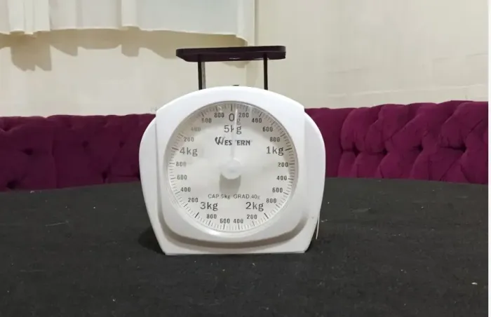 Balança De Cozinha Antiga De Plástico Branco