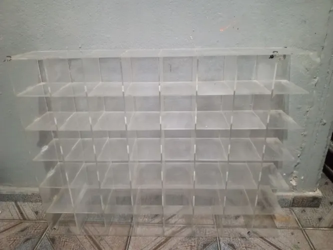 Estante organizadora em acrílico