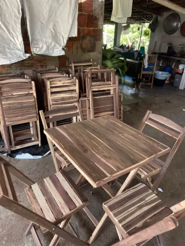 Conjunto de mesa e cadeiras de madeira dobráveis