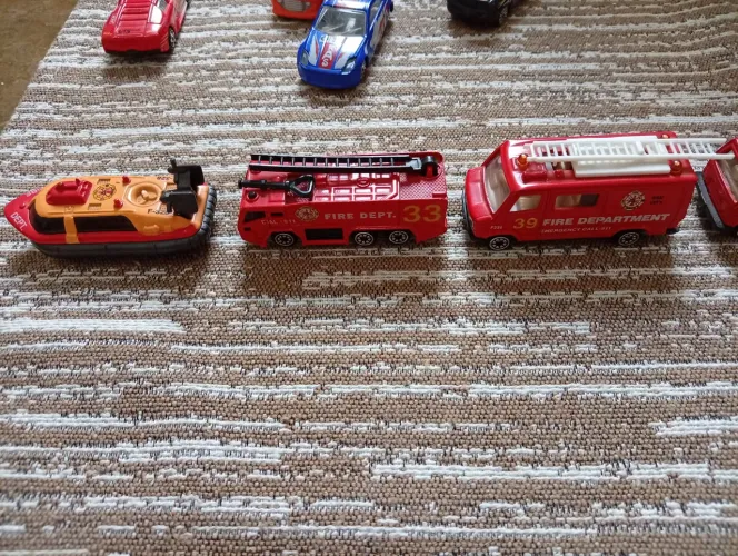 Carrinhos tipo Hot Wheels dos bombeiros + outros carros