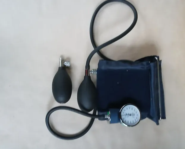 Três estetoscópios e um aparelho  de pressão. 