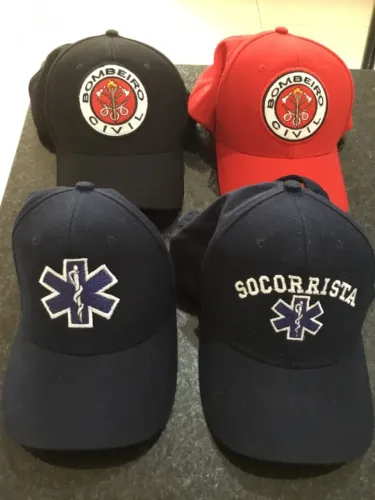 Lote com bonés de socorrista e bombeiro civil