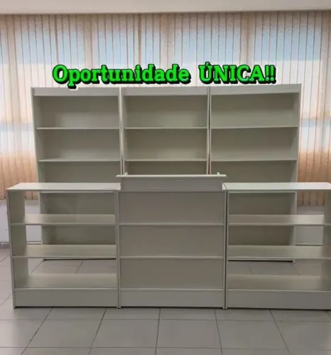 Conjunto de prateleiras e balcões para comércio