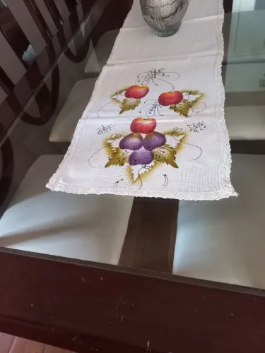 Caminho de mesa com pintura de frutas 