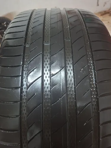 Pneu 245/40ZR21 Delinte